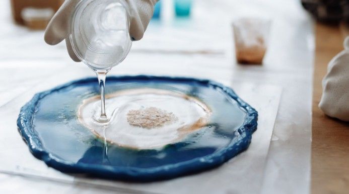 ¿Qué es la resina epóxica y por qué es tendencia en decoración?