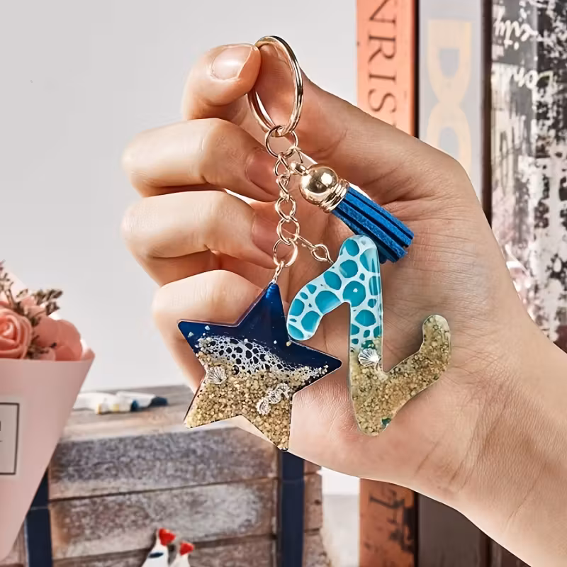 Imagen 2 de Llaveros de Letra Personalizada en Resina Epoxi – Iniciales Únicas Hechas a Mano Imagen 2 de Llaveros de Letra Personalizada en Resina Epoxi – Iniciales Únicas Hechas a Mano